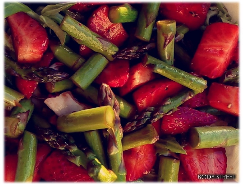 Erdbeer-Spargel Salat – bodystreetkocht